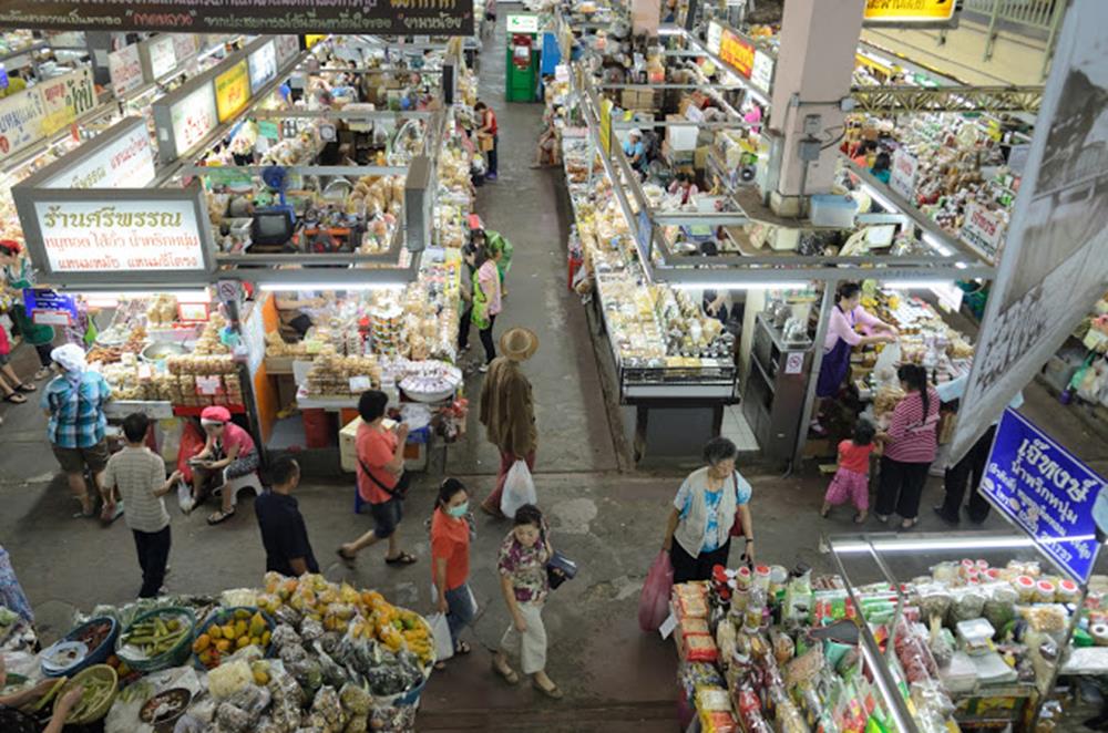 CHIANG MAI, THAILAND - Oct 26: Unidentified shoppers at Warorot market on Oct 26, 2012 in Chiang Mai, Thailand. The market has been in operation since 1910.