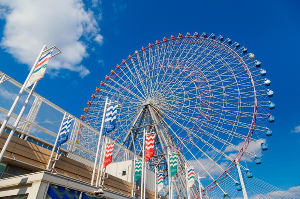 Tempozan Ferris Wheel in OsakaOSAKA, JAPAN - OCTOBER 28: Tempozan Ferris Wheel in Osaka, Japan on October 28, 2014. The wheel has a height of 112.5 metres, it's opened in 1997, situated in Tempozan Harbor Village