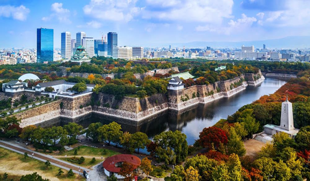Osaka Castle in Osaka, JapanOSAKA, JAPAN - OCTOBER 27: Osaka Castle in Osaka, Japan on October 27, 2014. One of Japan's most famous and played a major role in the unification of Japan during the 16th century