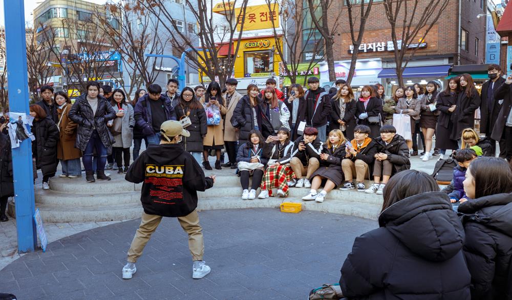 Seoul, South Korea - March 2, 2018 : Hongdae (Hongik University) shopping street, Unidentified musician shows tourist on the street.