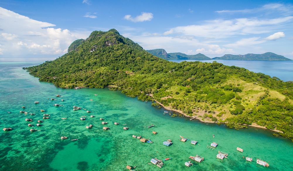 Beautiful aerial view borneo sea gypsy water village in Mabul Bodgaya Island, Malaysia.