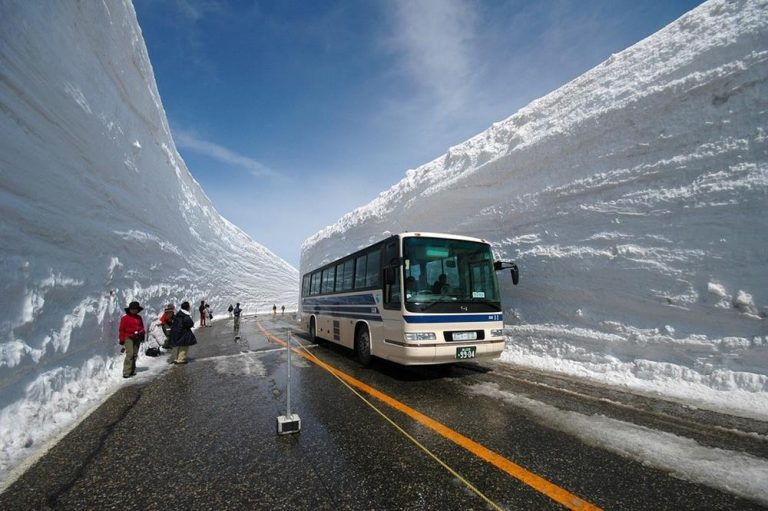 【2019 立山黑部】開山時間，景點、交通懶人包！附近金澤、白馬一起玩立山黑部交通立山黑部路線介紹立山黑部美食推薦＃1 立山餐廳＃2 和食堂「大日」＃3 黑部平餐廳＃4 黑部水庫休憩所立山黑部旅遊｜服裝建議立山黑部周邊即時影像立山黑部相關禮儀立山黑部周邊景點：金澤＃1 金澤-東茶屋街＃2 金澤-兼六園金澤美食推薦＃1 GRILL OTSUKA＃2 黑百合＃3 箔一 金箔霜淇淋立山黑部周邊景點：白馬白馬美食推薦-呑み喰い処 寿司処和