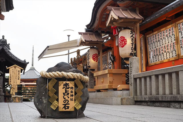 京都地主神社-戀愛占卜石