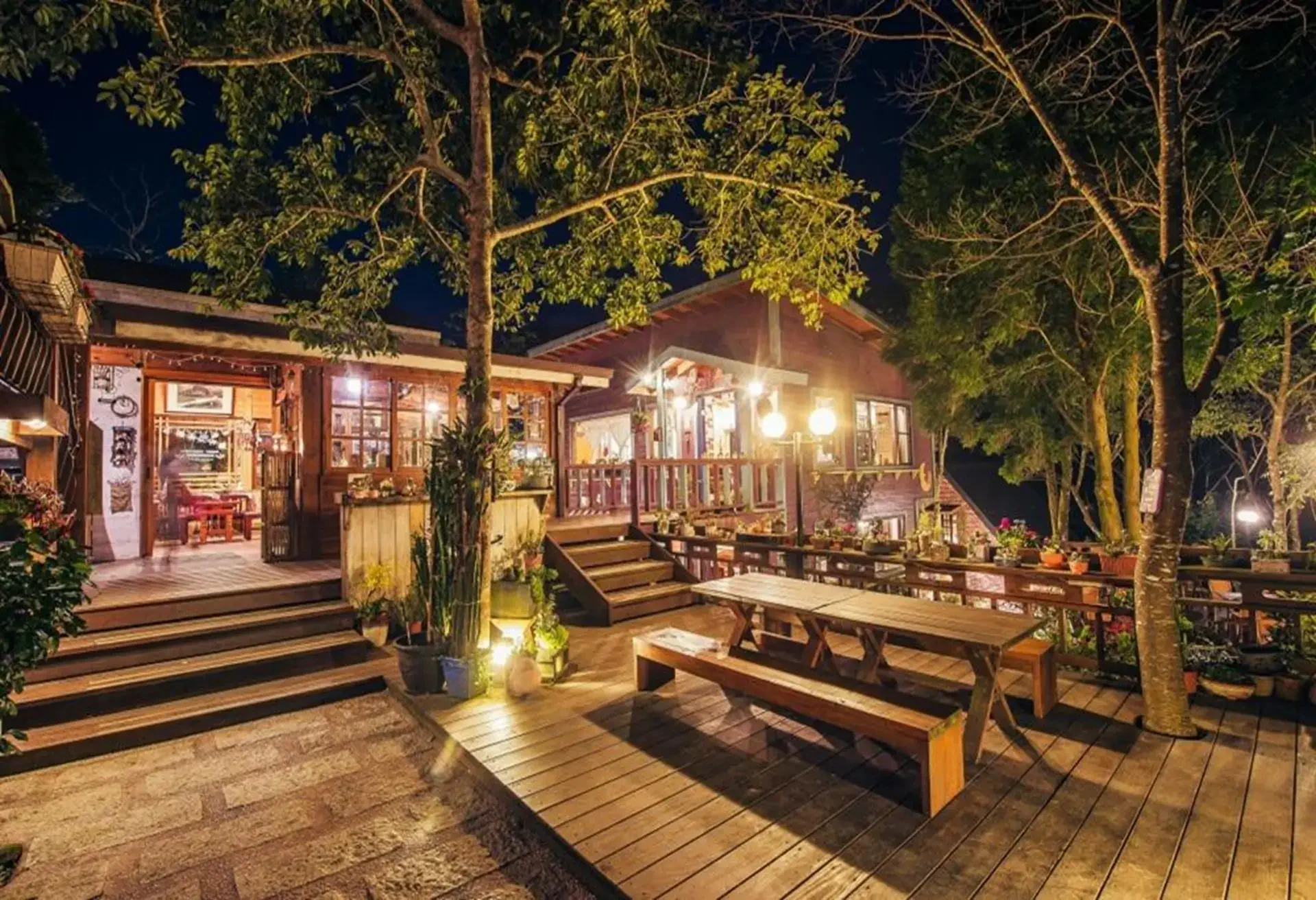 苗栗南庄飯店住宿推薦 - 南庄橄欖樹咖啡民宿,入夜後能坐在庭院喝茶聊天